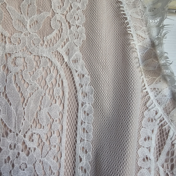 🌷 Lace Crochet Cropped Zip back top - Picture 7 of 9